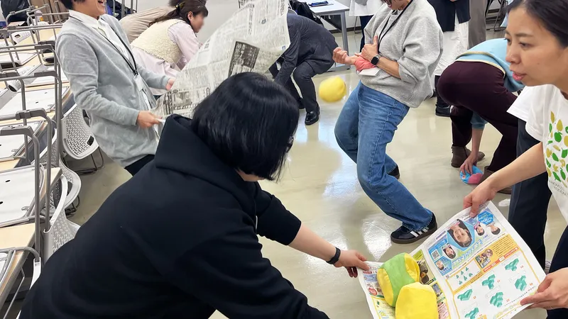 moffnと新聞紙を使いカラダを動かして遊ぶ